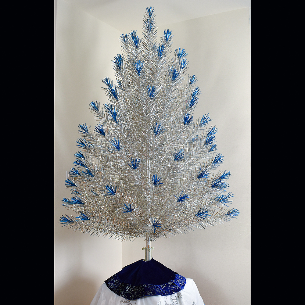 Evergleam aluminum Christmas tree, late 1960s Six-foot Blue Frost Aluminum Specialty experimented with their styles by tweaking existing designs. The Blue Frost version of the Evergleam featured the addition of blue needles at the tips of branches. Private Collection